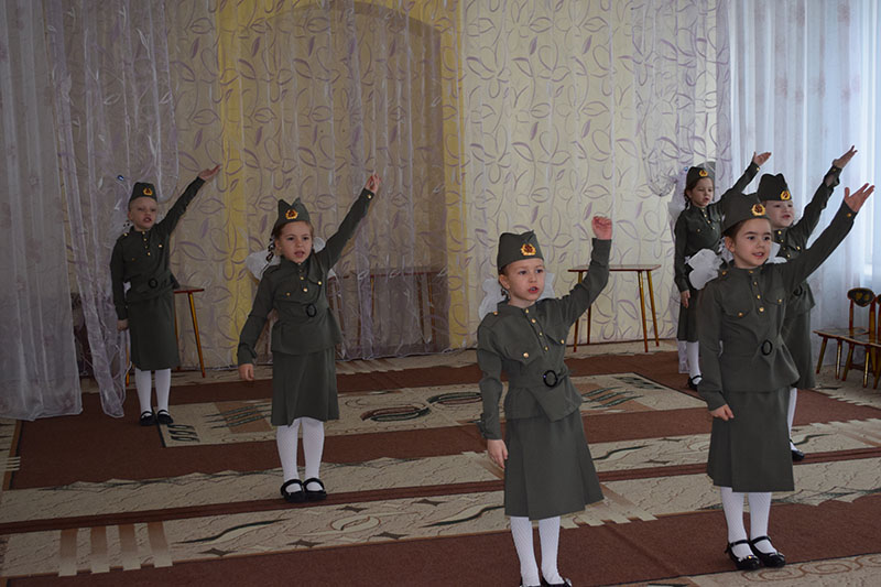 Дети исполняют песню «Солдат молоденький»